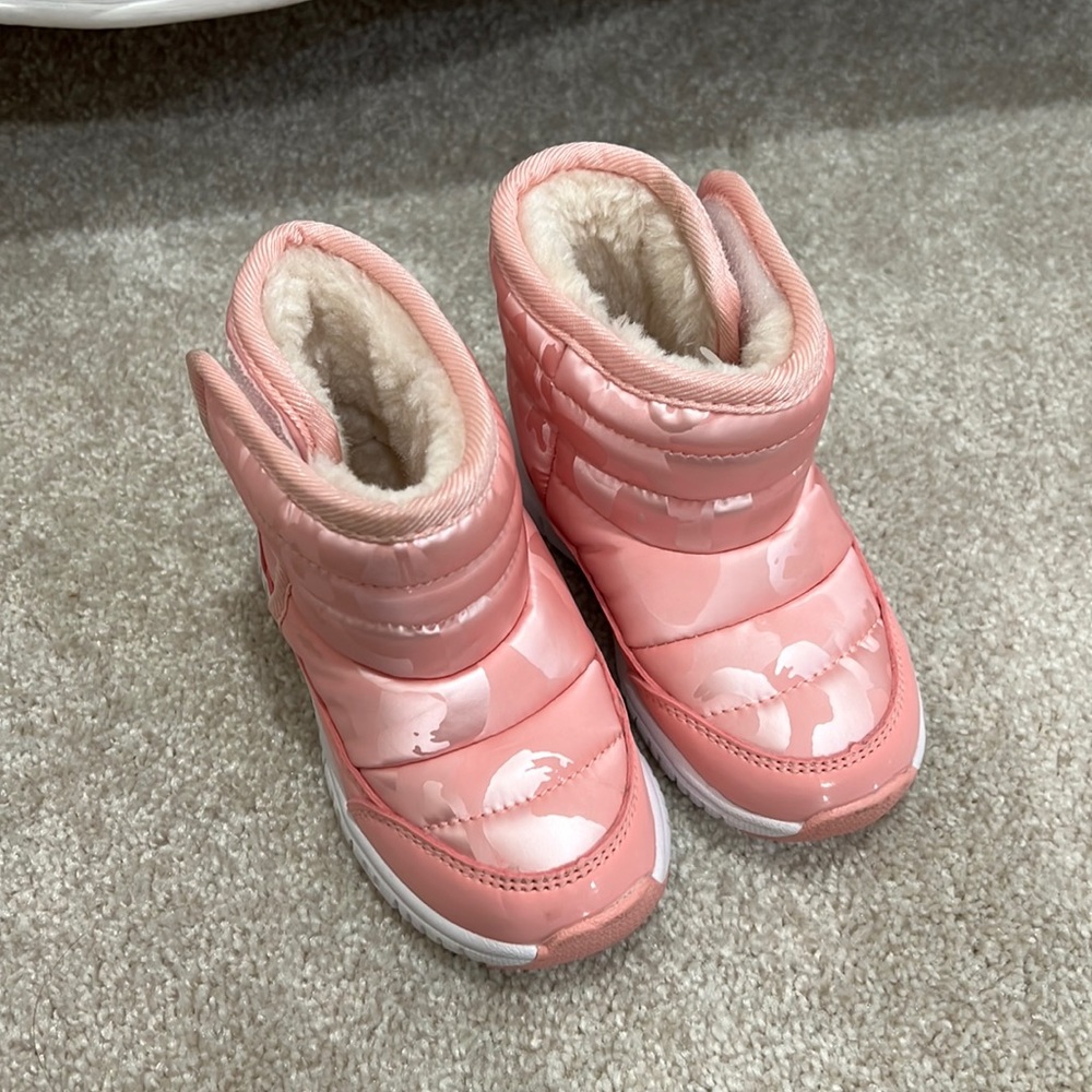 Like new toddler girl snow boots size 5